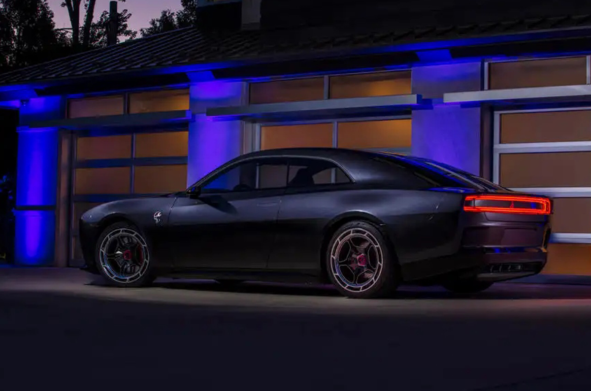 Dodge Charger Daytona SRT concept rear quarter 